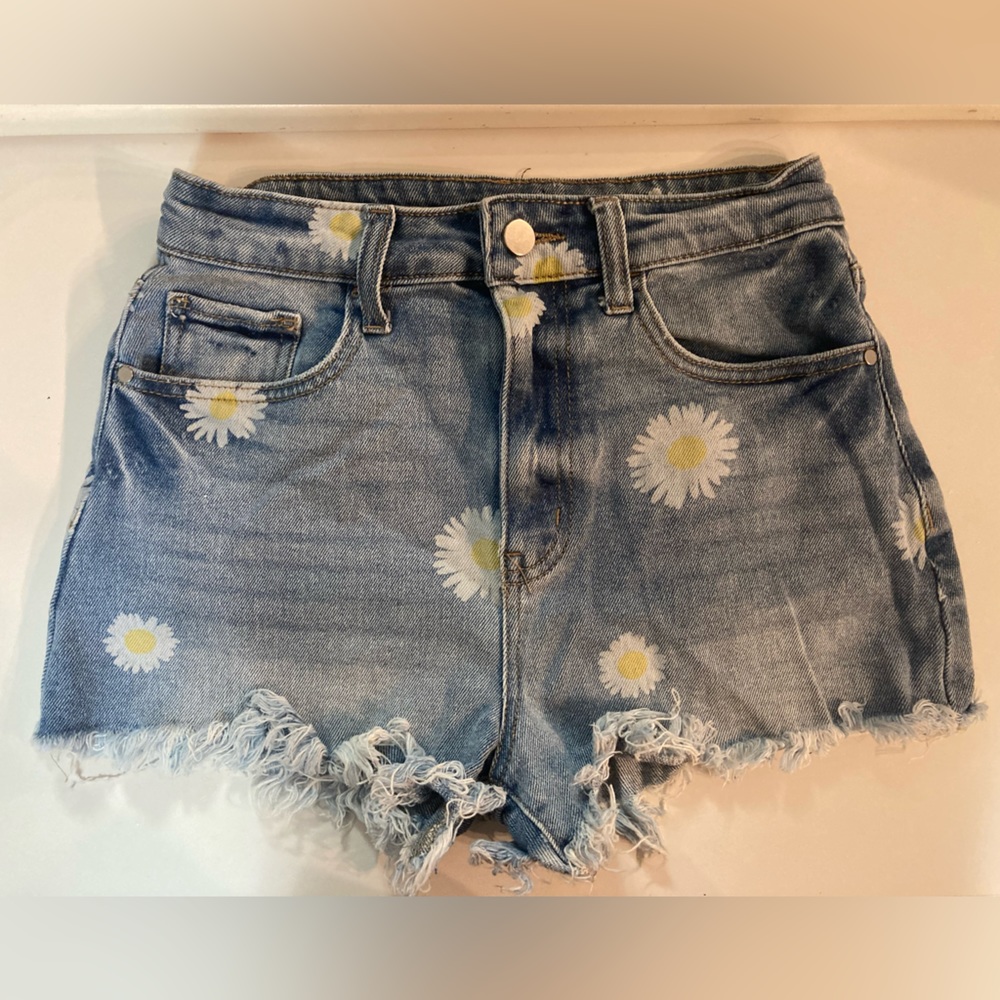 Vintage vibe denim shorts with Daisy design!!